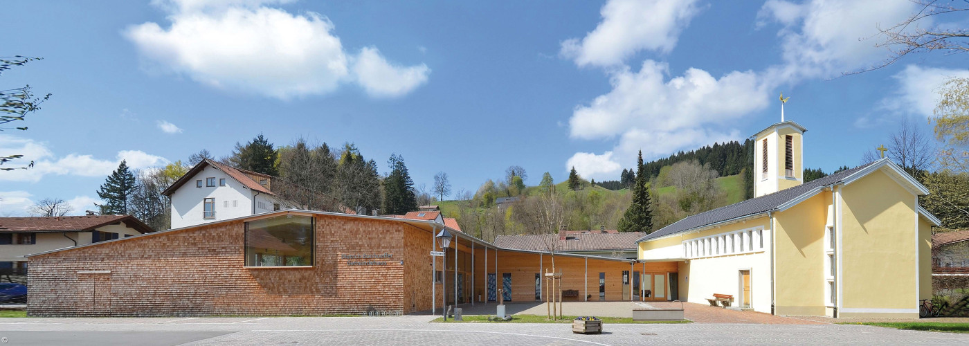 Bild von der Kirche mit Gemeindehaus; ©:  Bild von der Kirche mit Gemeindehaus