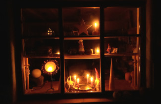 fenster-mit-kerzen